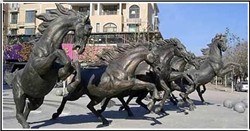 廣場大型銅馬雕塑