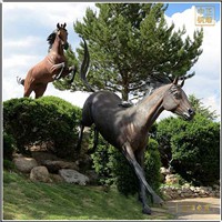 戶外草地銅馬擺放